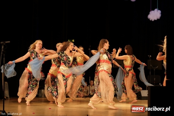 Zdjęcie w galerii na portalu naszraciborz.pl: Świąteczny koncert zespołów SKZR Źródło. Jak zawsze pięknie tańcowali, dziś dla Judyty wiadomości z regionu