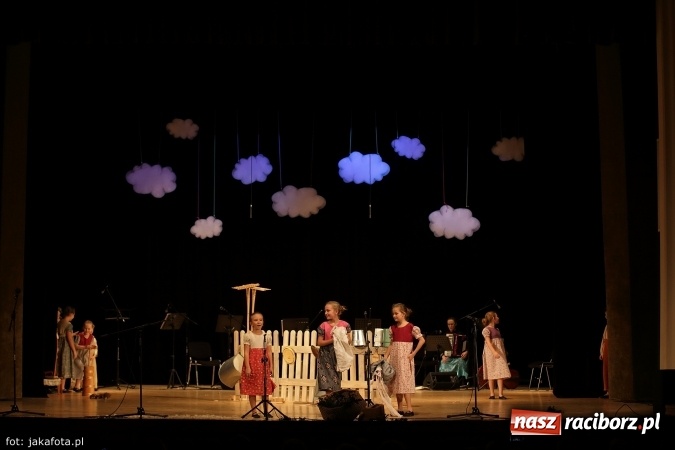 Zdjęcie w galerii na portalu naszraciborz.pl: Świąteczny koncert zespołów SKZR Źródło. Jak zawsze pięknie tańcowali, dziś dla Judyty wiadomości z regionu