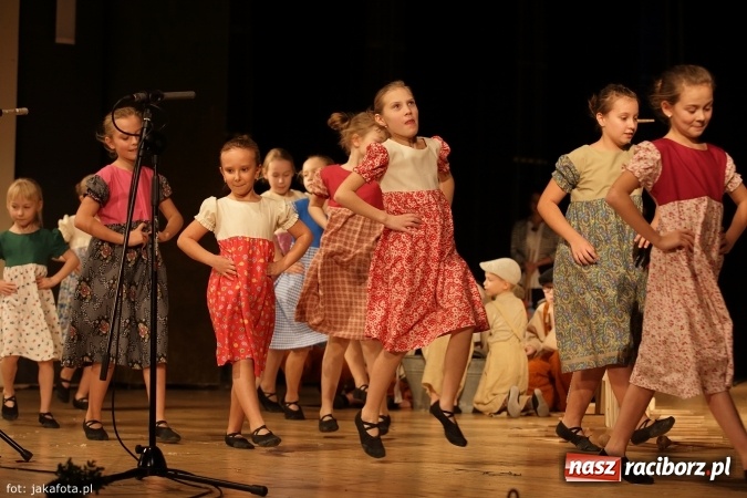 Zdjęcie w galerii na portalu naszraciborz.pl: Świąteczny koncert zespołów SKZR Źródło. Jak zawsze pięknie tańcowali, dziś dla Judyty wiadomości z regionu