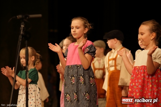 Zdjęcie w galerii na portalu naszraciborz.pl: Świąteczny koncert zespołów SKZR Źródło. Jak zawsze pięknie tańcowali, dziś dla Judyty wiadomości z regionu