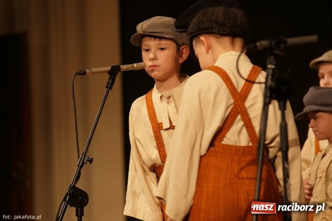 Zdjęcie w galerii na portalu naszraciborz.pl: Świąteczny koncert zespołów SKZR Źródło. Jak zawsze pięknie tańcowali, dziś dla Judyty wiadomości z regionu