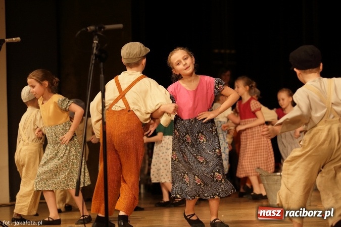 Zdjęcie w galerii na portalu naszraciborz.pl: Świąteczny koncert zespołów SKZR Źródło. Jak zawsze pięknie tańcowali, dziś dla Judyty wiadomości z regionu