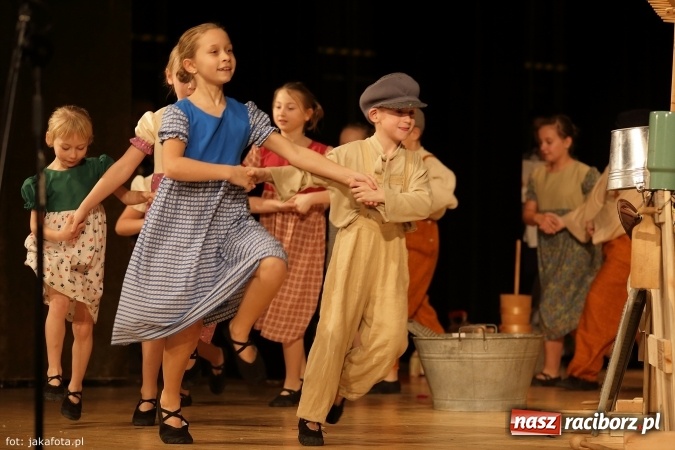 Zdjęcie w galerii na portalu naszraciborz.pl: Świąteczny koncert zespołów SKZR Źródło. Jak zawsze pięknie tańcowali, dziś dla Judyty wiadomości z regionu