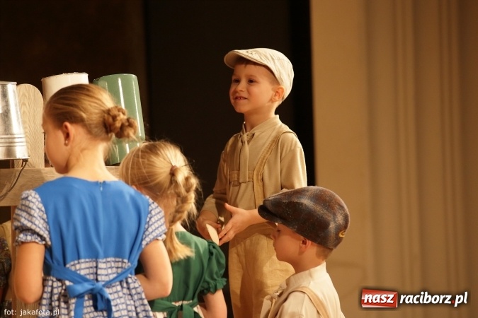 Zdjęcie w galerii na portalu naszraciborz.pl: Świąteczny koncert zespołów SKZR Źródło. Jak zawsze pięknie tańcowali, dziś dla Judyty wiadomości z regionu