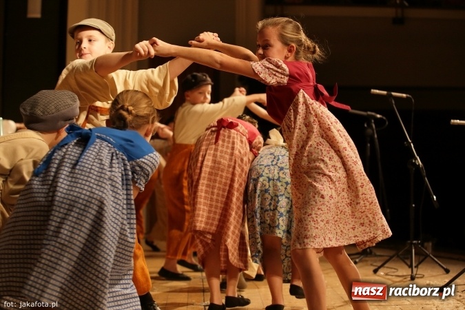 Zdjęcie w galerii na portalu naszraciborz.pl: Świąteczny koncert zespołów SKZR Źródło. Jak zawsze pięknie tańcowali, dziś dla Judyty wiadomości z regionu