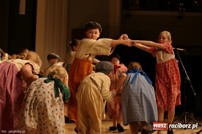 Zdjęcie w galerii na portalu naszraciborz.pl: Świąteczny koncert zespołów SKZR Źródło. Jak zawsze pięknie tańcowali, dziś dla Judyty wiadomości z regionu