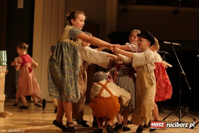 Zdjęcie w galerii na portalu naszraciborz.pl: Świąteczny koncert zespołów SKZR Źródło. Jak zawsze pięknie tańcowali, dziś dla Judyty wiadomości z regionu