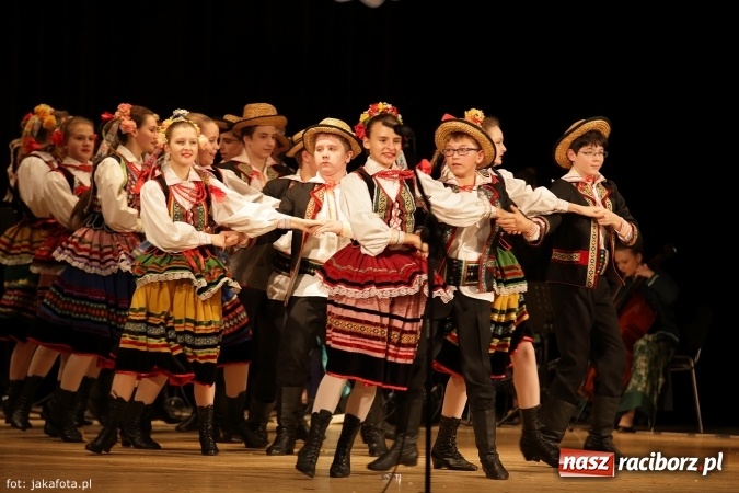 Zdjęcie w galerii na portalu naszraciborz.pl: Świąteczny koncert zespołów SKZR Źródło. Jak zawsze pięknie tańcowali, dziś dla Judyty wiadomości z regionu