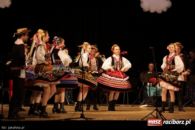 Zdjęcie w galerii na portalu naszraciborz.pl: Świąteczny koncert zespołów SKZR Źródło. Jak zawsze pięknie tańcowali, dziś dla Judyty wiadomości z regionu