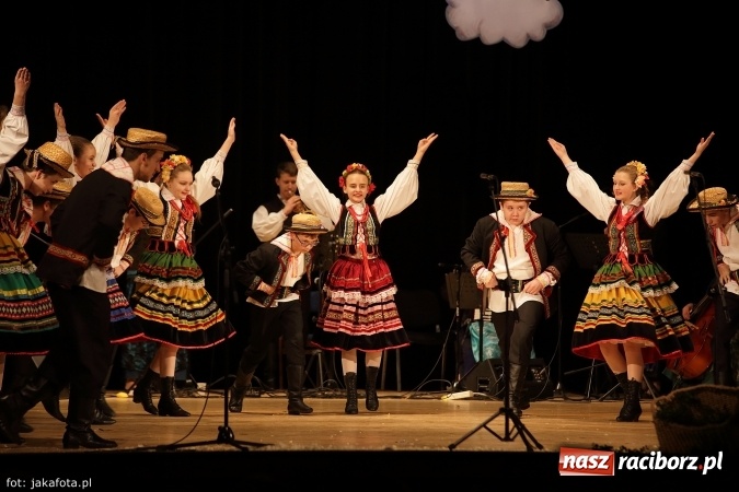 Zdjęcie w galerii na portalu naszraciborz.pl: Świąteczny koncert zespołów SKZR Źródło. Jak zawsze pięknie tańcowali, dziś dla Judyty wiadomości z regionu