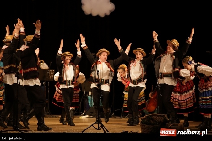 Zdjęcie w galerii na portalu naszraciborz.pl: Świąteczny koncert zespołów SKZR Źródło. Jak zawsze pięknie tańcowali, dziś dla Judyty wiadomości z regionu
