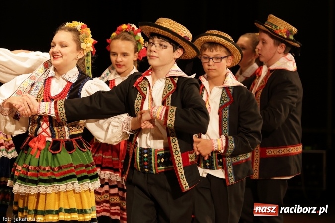 Zdjęcie w galerii na portalu naszraciborz.pl: Świąteczny koncert zespołów SKZR Źródło. Jak zawsze pięknie tańcowali, dziś dla Judyty wiadomości z regionu