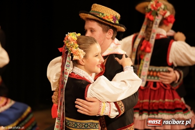 Zdjęcie w galerii na portalu naszraciborz.pl: Świąteczny koncert zespołów SKZR Źródło. Jak zawsze pięknie tańcowali, dziś dla Judyty wiadomości z regionu