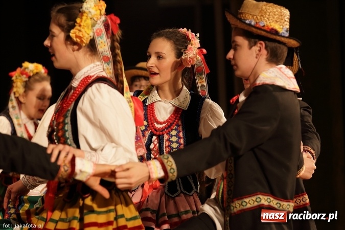 Zdjęcie w galerii na portalu naszraciborz.pl: Świąteczny koncert zespołów SKZR Źródło. Jak zawsze pięknie tańcowali, dziś dla Judyty wiadomości z regionu