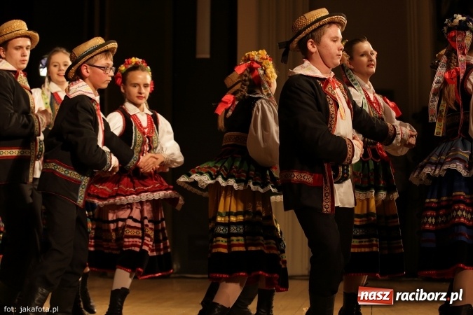 Zdjęcie w galerii na portalu naszraciborz.pl: Świąteczny koncert zespołów SKZR Źródło. Jak zawsze pięknie tańcowali, dziś dla Judyty wiadomości z regionu