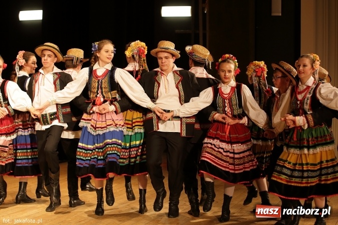 Zdjęcie w galerii na portalu naszraciborz.pl: Świąteczny koncert zespołów SKZR Źródło. Jak zawsze pięknie tańcowali, dziś dla Judyty wiadomości z regionu