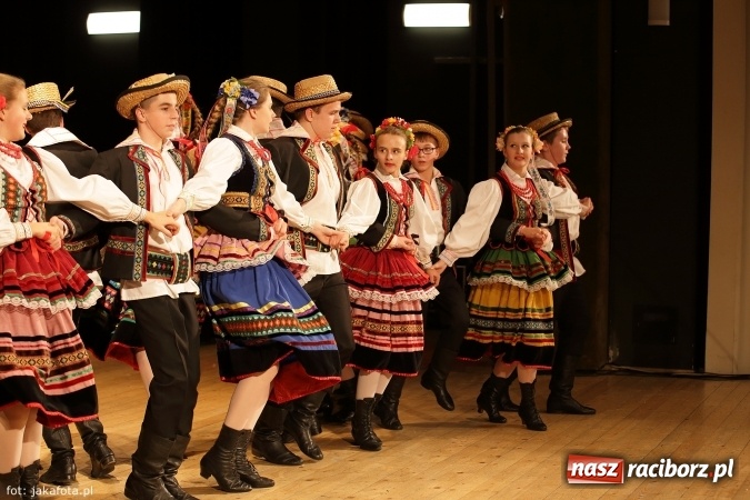 Zdjęcie w galerii na portalu naszraciborz.pl: Świąteczny koncert zespołów SKZR Źródło. Jak zawsze pięknie tańcowali, dziś dla Judyty wiadomości z regionu