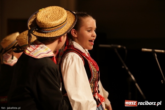 Zdjęcie w galerii na portalu naszraciborz.pl: Świąteczny koncert zespołów SKZR Źródło. Jak zawsze pięknie tańcowali, dziś dla Judyty wiadomości z regionu