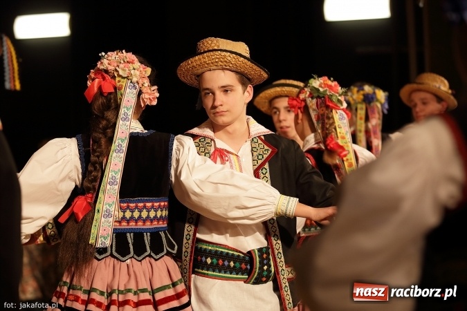 Zdjęcie w galerii na portalu naszraciborz.pl: Świąteczny koncert zespołów SKZR Źródło. Jak zawsze pięknie tańcowali, dziś dla Judyty wiadomości z regionu