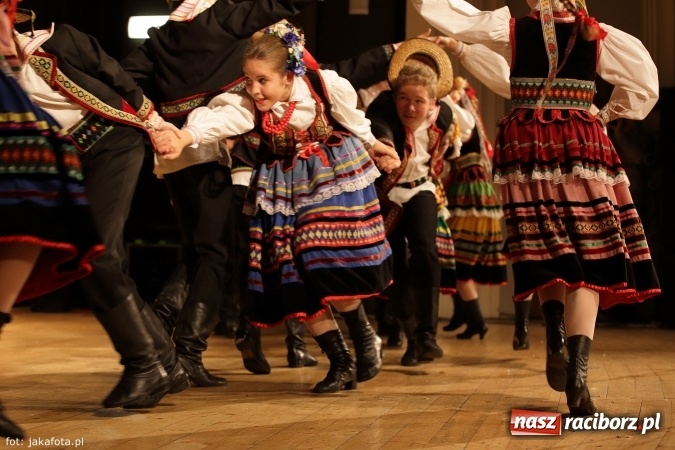 Zdjęcie w galerii na portalu naszraciborz.pl: Świąteczny koncert zespołów SKZR Źródło. Jak zawsze pięknie tańcowali, dziś dla Judyty wiadomości z regionu