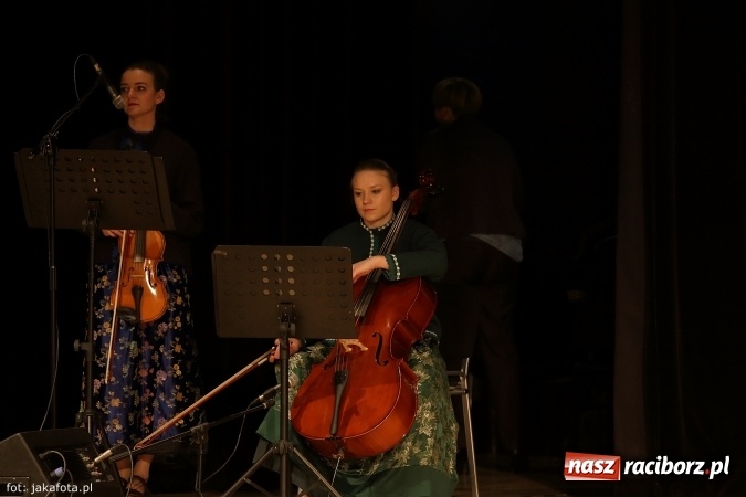 Zdjęcie w galerii na portalu naszraciborz.pl: Świąteczny koncert zespołów SKZR Źródło. Jak zawsze pięknie tańcowali, dziś dla Judyty wiadomości z regionu