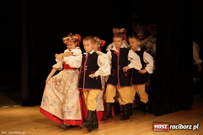Zdjęcie w galerii na portalu naszraciborz.pl: Świąteczny koncert zespołów SKZR Źródło. Jak zawsze pięknie tańcowali, dziś dla Judyty wiadomości z regionu