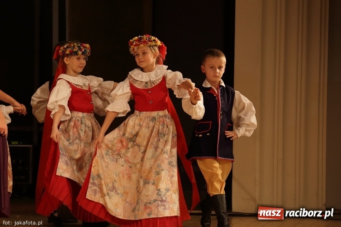 Zdjęcie w galerii na portalu naszraciborz.pl: Świąteczny koncert zespołów SKZR Źródło. Jak zawsze pięknie tańcowali, dziś dla Judyty wiadomości z regionu