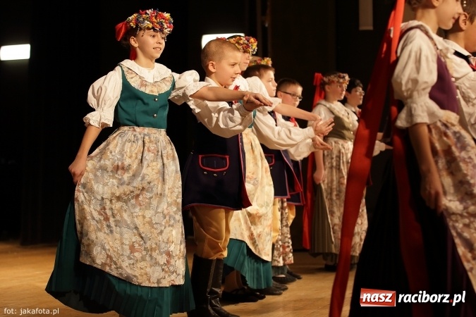 Zdjęcie w galerii na portalu naszraciborz.pl: Świąteczny koncert zespołów SKZR Źródło. Jak zawsze pięknie tańcowali, dziś dla Judyty wiadomości z regionu