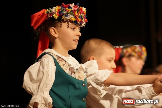 Zdjęcie w galerii na portalu naszraciborz.pl: Świąteczny koncert zespołów SKZR Źródło. Jak zawsze pięknie tańcowali, dziś dla Judyty wiadomości z regionu