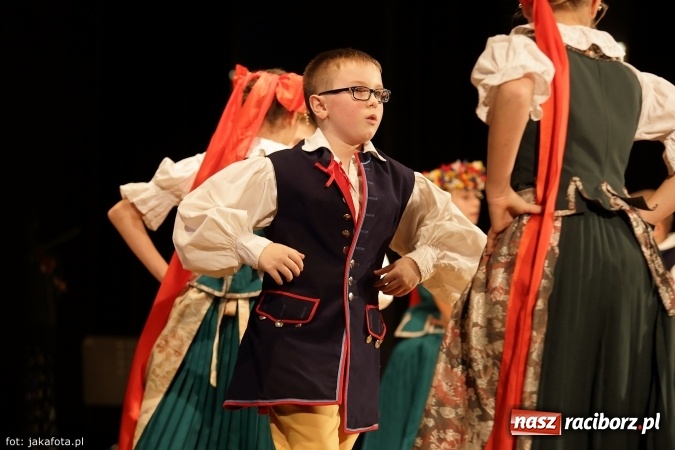 Zdjęcie w galerii na portalu naszraciborz.pl: Świąteczny koncert zespołów SKZR Źródło. Jak zawsze pięknie tańcowali, dziś dla Judyty wiadomości z regionu