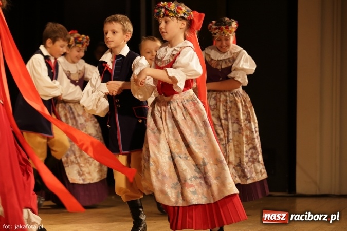 Zdjęcie w galerii na portalu naszraciborz.pl: Świąteczny koncert zespołów SKZR Źródło. Jak zawsze pięknie tańcowali, dziś dla Judyty wiadomości z regionu