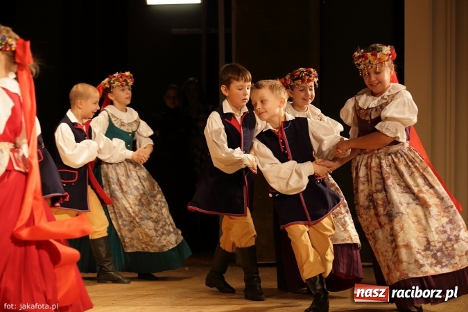 Zdjęcie w galerii na portalu naszraciborz.pl: Świąteczny koncert zespołów SKZR Źródło. Jak zawsze pięknie tańcowali, dziś dla Judyty wiadomości z regionu