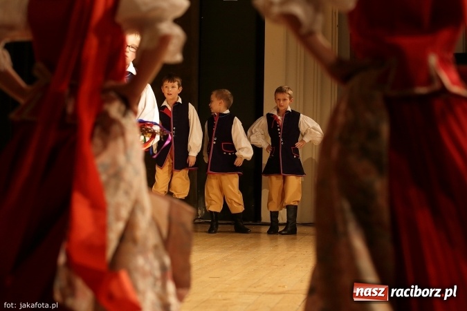 Zdjęcie w galerii na portalu naszraciborz.pl: Świąteczny koncert zespołów SKZR Źródło. Jak zawsze pięknie tańcowali, dziś dla Judyty wiadomości z regionu
