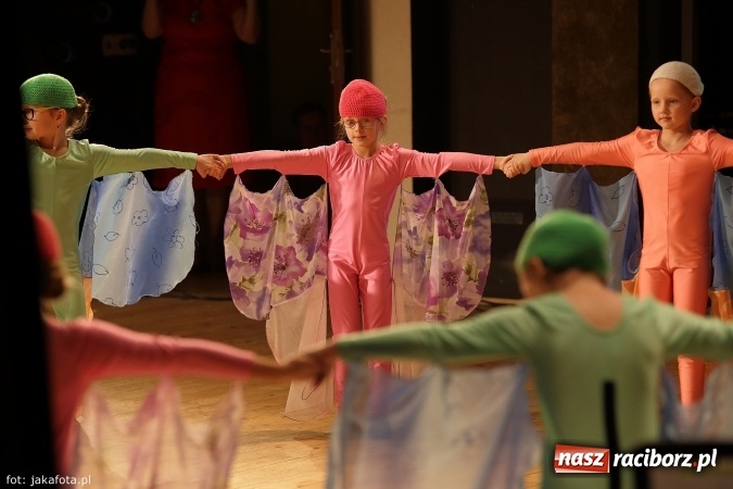 Zdjęcie w galerii na portalu naszraciborz.pl: Świąteczny koncert zespołów SKZR Źródło. Jak zawsze pięknie tańcowali, dziś dla Judyty wiadomości z regionu