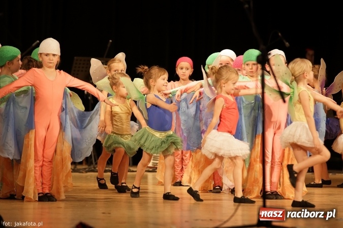 Zdjęcie w galerii na portalu naszraciborz.pl: Świąteczny koncert zespołów SKZR Źródło. Jak zawsze pięknie tańcowali, dziś dla Judyty wiadomości z regionu