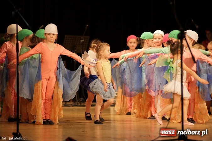 Zdjęcie w galerii na portalu naszraciborz.pl: Świąteczny koncert zespołów SKZR Źródło. Jak zawsze pięknie tańcowali, dziś dla Judyty wiadomości z regionu