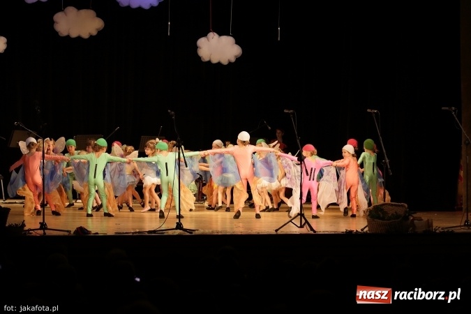 Zdjęcie w galerii na portalu naszraciborz.pl: Świąteczny koncert zespołów SKZR Źródło. Jak zawsze pięknie tańcowali, dziś dla Judyty wiadomości z regionu