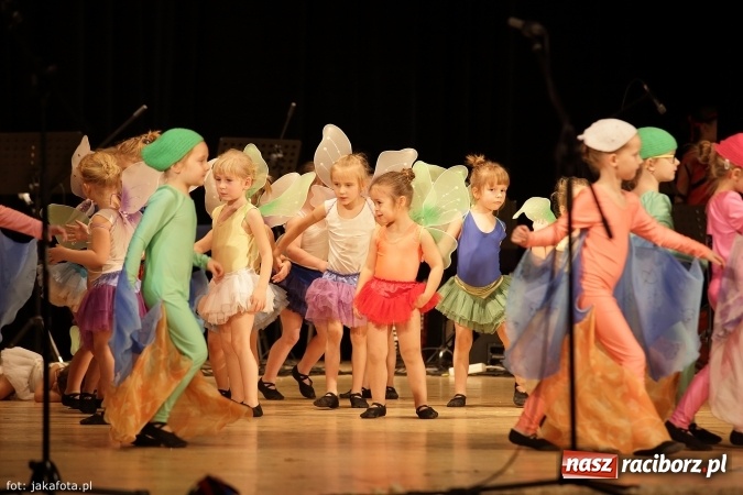 Zdjęcie w galerii na portalu naszraciborz.pl: Świąteczny koncert zespołów SKZR Źródło. Jak zawsze pięknie tańcowali, dziś dla Judyty wiadomości z regionu