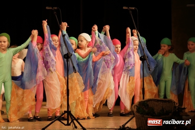 Zdjęcie w galerii na portalu naszraciborz.pl: Świąteczny koncert zespołów SKZR Źródło. Jak zawsze pięknie tańcowali, dziś dla Judyty wiadomości z regionu