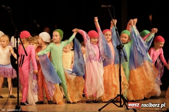 Zdjęcie w galerii na portalu naszraciborz.pl: Świąteczny koncert zespołów SKZR Źródło. Jak zawsze pięknie tańcowali, dziś dla Judyty wiadomości z regionu