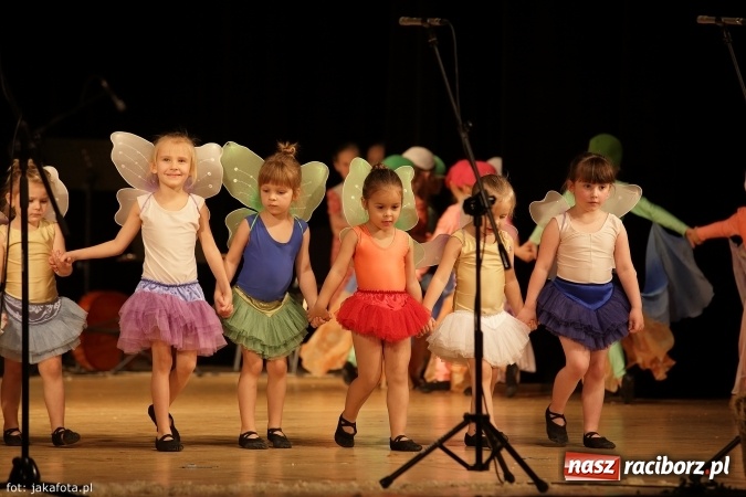 Zdjęcie w galerii na portalu naszraciborz.pl: Świąteczny koncert zespołów SKZR Źródło. Jak zawsze pięknie tańcowali, dziś dla Judyty wiadomości z regionu