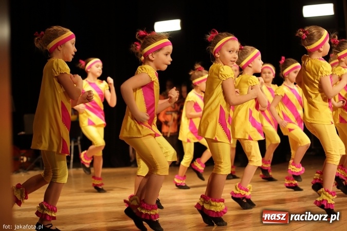 Zdjęcie w galerii na portalu naszraciborz.pl: Świąteczny koncert zespołów SKZR Źródło. Jak zawsze pięknie tańcowali, dziś dla Judyty wiadomości z regionu