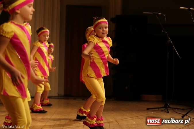 Zdjęcie w galerii na portalu naszraciborz.pl: Świąteczny koncert zespołów SKZR Źródło. Jak zawsze pięknie tańcowali, dziś dla Judyty wiadomości z regionu