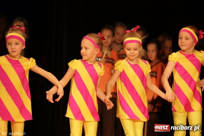 Zdjęcie w galerii na portalu naszraciborz.pl: Świąteczny koncert zespołów SKZR Źródło. Jak zawsze pięknie tańcowali, dziś dla Judyty wiadomości z regionu