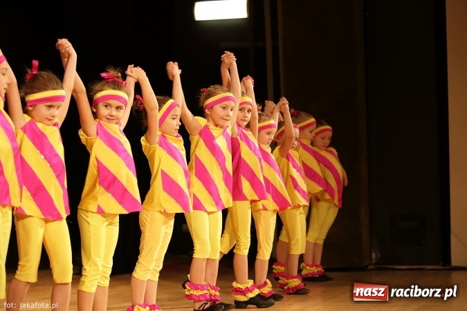 Zdjęcie w galerii na portalu naszraciborz.pl: Świąteczny koncert zespołów SKZR Źródło. Jak zawsze pięknie tańcowali, dziś dla Judyty wiadomości z regionu