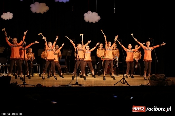 Zdjęcie w galerii na portalu naszraciborz.pl: Świąteczny koncert zespołów SKZR Źródło. Jak zawsze pięknie tańcowali, dziś dla Judyty wiadomości z regionu