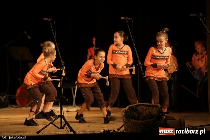 Zdjęcie w galerii na portalu naszraciborz.pl: Świąteczny koncert zespołów SKZR Źródło. Jak zawsze pięknie tańcowali, dziś dla Judyty wiadomości z regionu