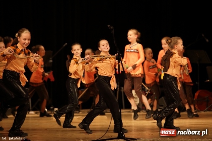 Zdjęcie w galerii na portalu naszraciborz.pl: Świąteczny koncert zespołów SKZR Źródło. Jak zawsze pięknie tańcowali, dziś dla Judyty wiadomości z regionu