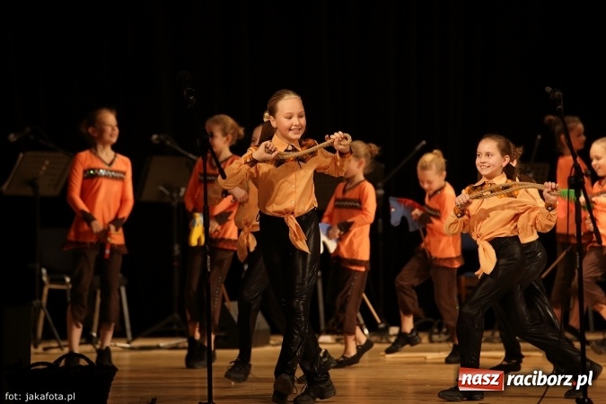 Zdjęcie w galerii na portalu naszraciborz.pl: Świąteczny koncert zespołów SKZR Źródło. Jak zawsze pięknie tańcowali, dziś dla Judyty wiadomości z regionu