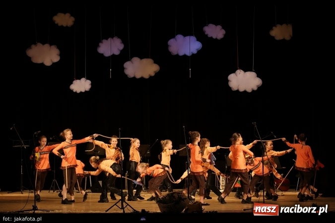 Zdjęcie w galerii na portalu naszraciborz.pl: Świąteczny koncert zespołów SKZR Źródło. Jak zawsze pięknie tańcowali, dziś dla Judyty wiadomości z regionu